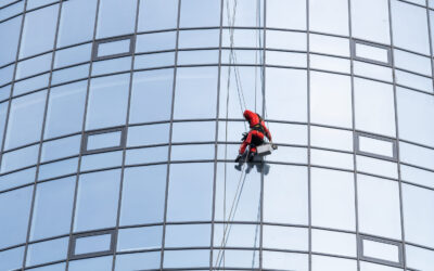 Große Glasflächen, große Herausforderung: Wie moderne Fassaden professionell gereinigt werden